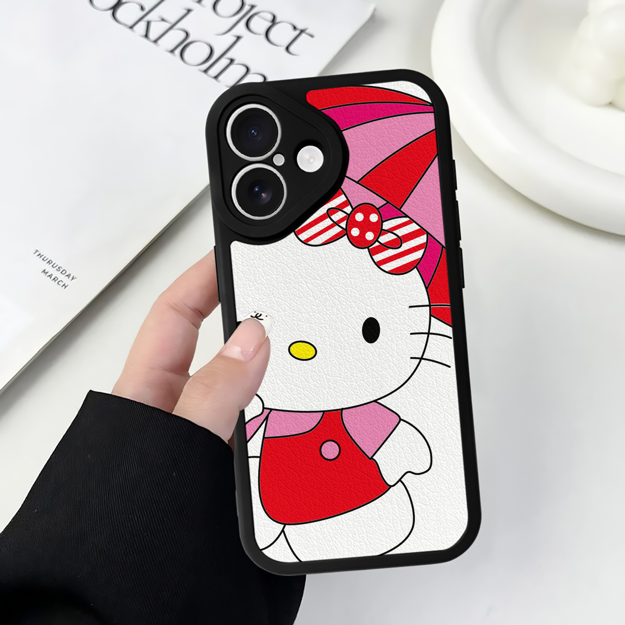 （画像用） Hello Kitty ハローキティ 【iPhone 16シリーズ対応】シリコンスマホケース（レザー調） 材質：シリコン